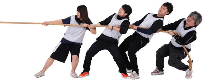 綱引きする人々01